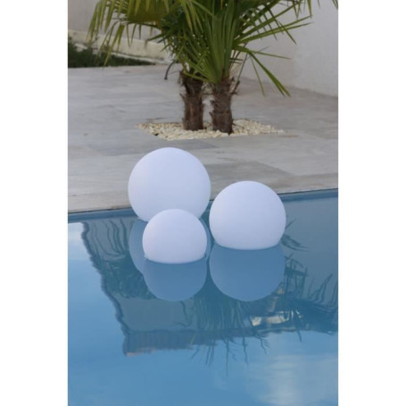 Eclairage extérieur solaire décoratif SolarFloat 20 - Boule Ø20 cm - Tél 63,99 €