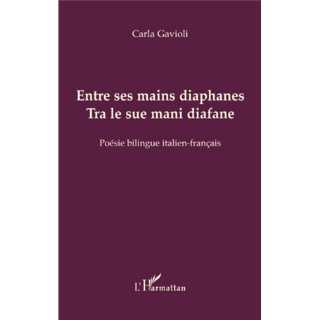 Entre ses mains diaphanes