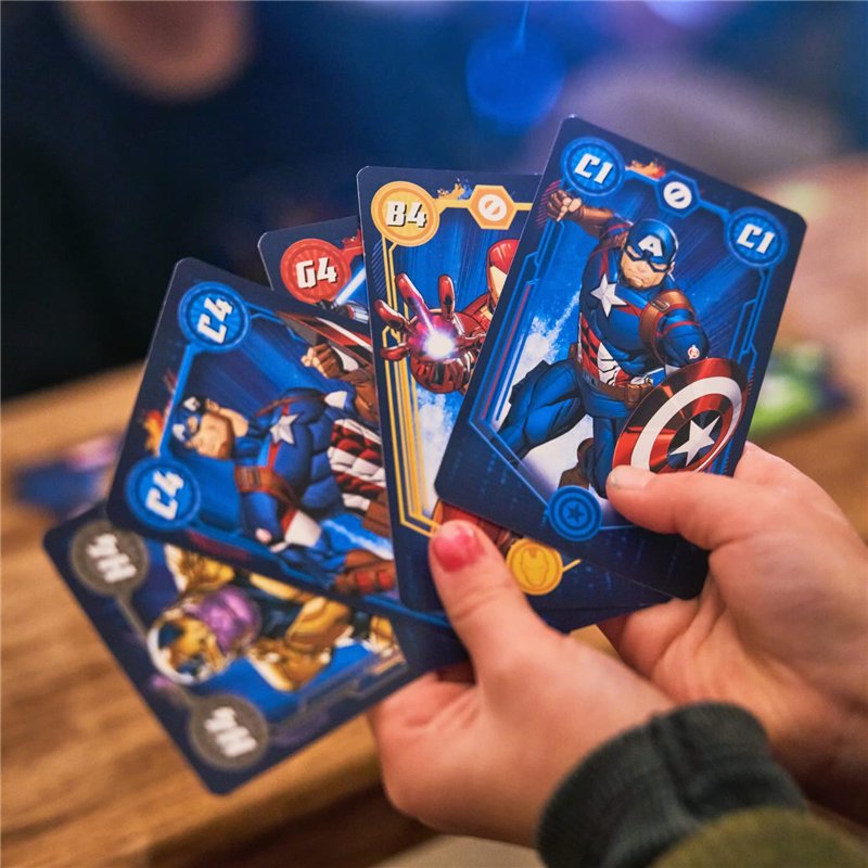 Image secondaire de Marvel - Jeu de Famille Avengers - Jeu de cartes 4 en 1 : jeu de 7 Familles, Paires, Action et Batailles