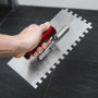 HELPMATE - Truelle dentée 10 x 10 mm - Spatule crantée professionnelle fabriquée en Allemagne en acier inoxydable - Truelle dent