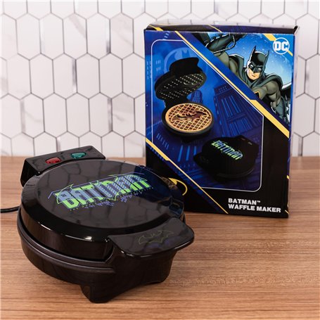 Uncanny Brands DC Comics Batman Game Over Gaufrier - Fait des gaufres Batman Insignia - Appareil de cuisine amusant - Antiadhési