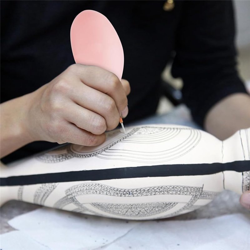 Coffret de 4 sticks de soin, baume à lèvres pour des lèvres souples et délicates dans un coffret rond au fini UV métallisé notra