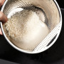 Reishunger Cuvette à riz en acier inoxydable (noir) - Passoire pour le lavage du riz et des légumes - Avec pied en silicone anti