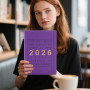 Agenda journalier 2026 de janvier 2026 à décembre 2026 avec porte-stylo, poche intérieure (violet 2026, A4)