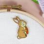 Caterpillar Cross Stitch Needle Minder - Lapin pour accessoires de point de croix, de couture, de broderie et de couture, émail 
