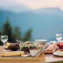 Relaxdays Plateau de fromages & Plateau en Ardoise, 3 Couverts, récipient à Sauce, 4 fourchettes, Bambou, Nature - Noir