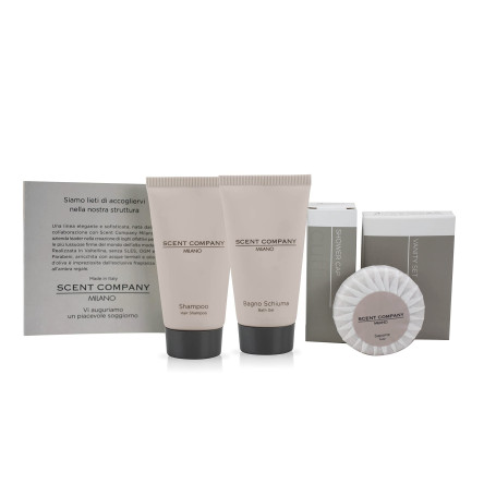 PRESENT-MORE - Kit Accueil 30 Invités Scent Company Milano | Parfum Ambre Royal - Shampooing, Gel Douche, Savon, Bonnet de Douch